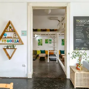  Hostal T5 Social